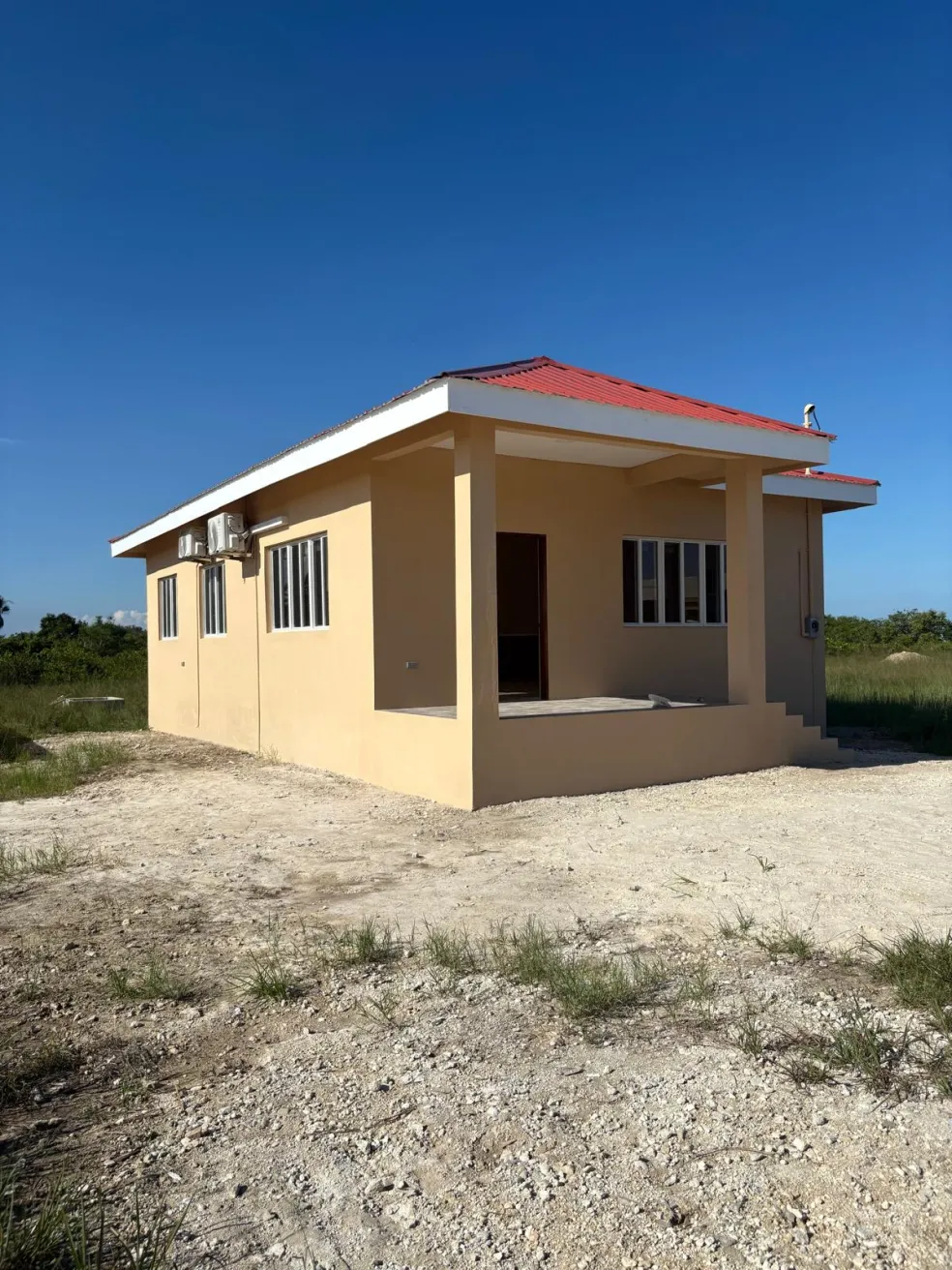 Modern 3-Bed Home, Lake Rue