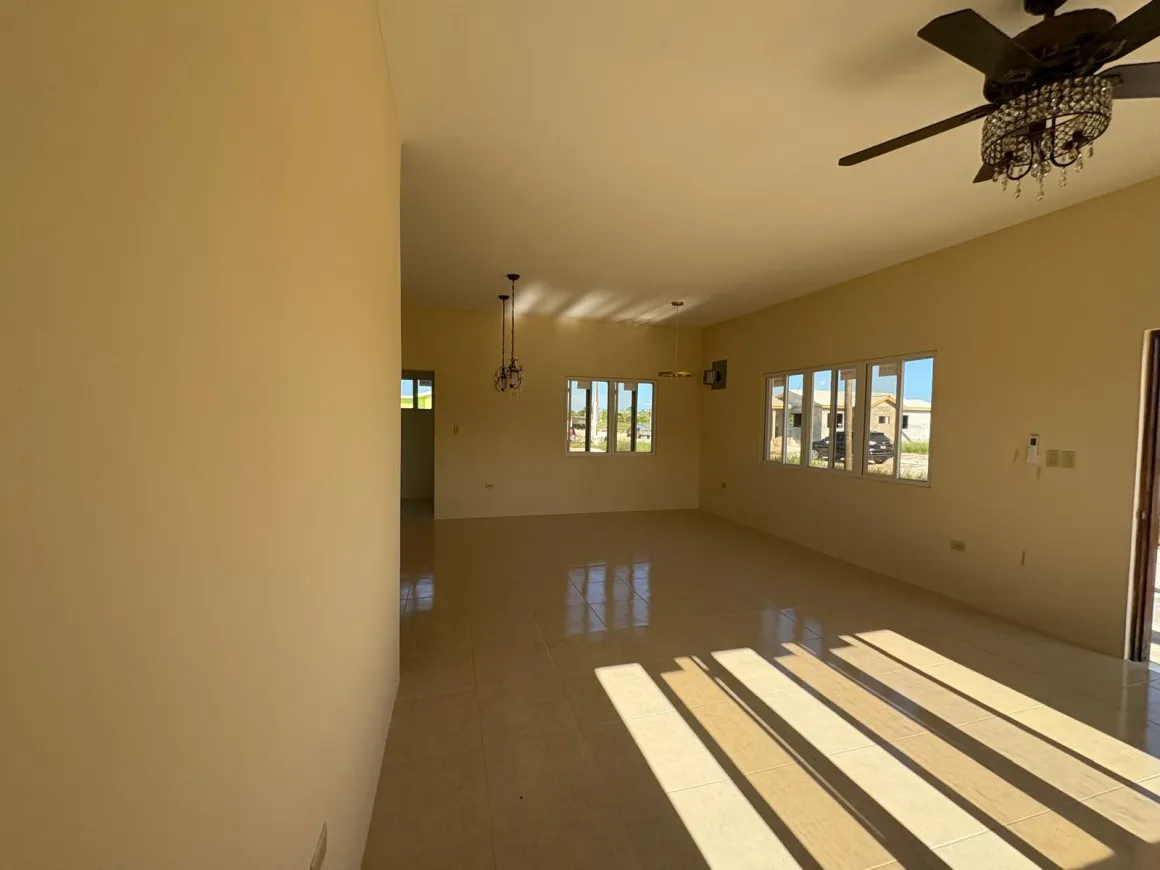 Modern 3-Bed Home, Lake Rue 2