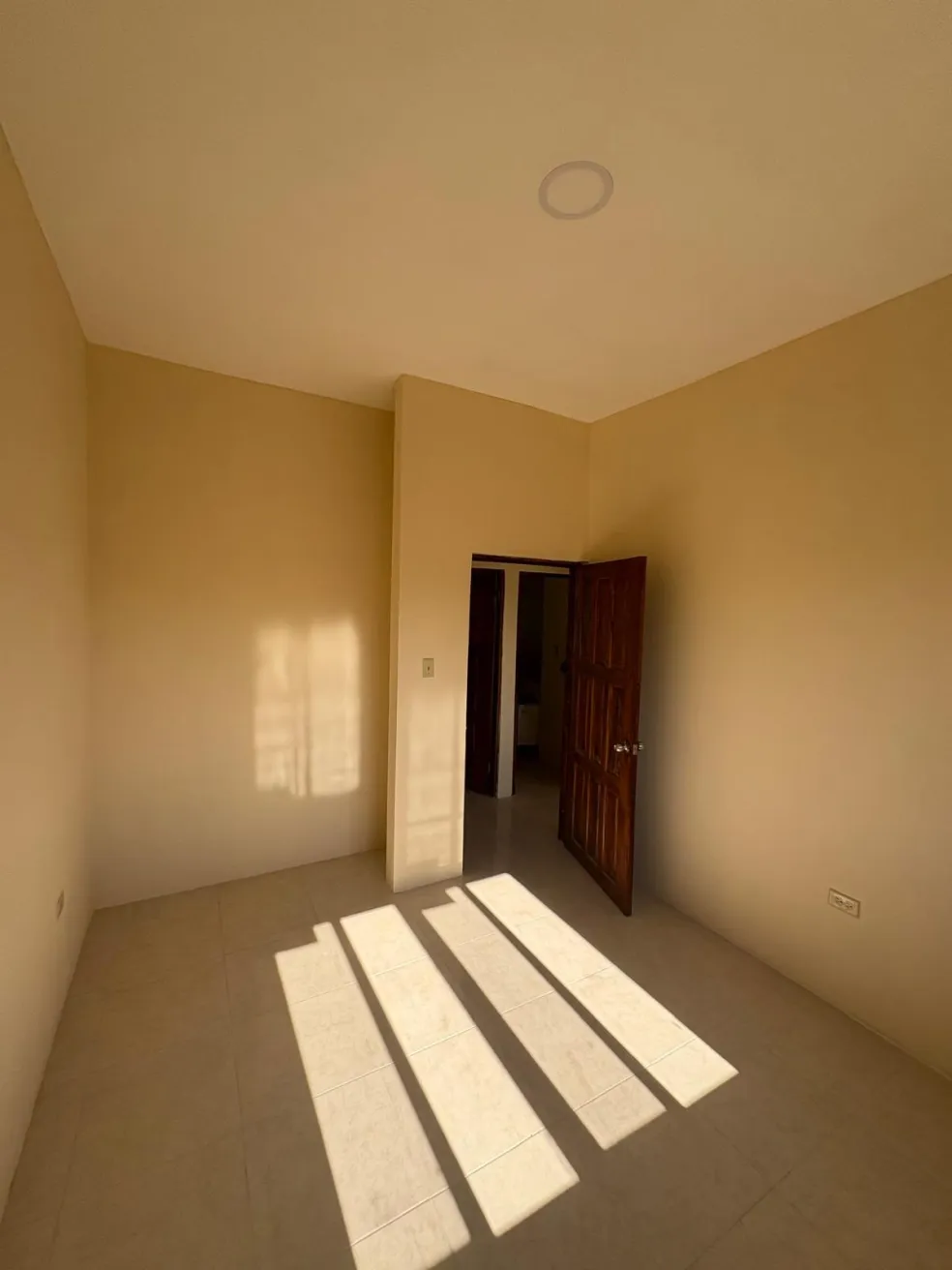 Modern 3-Bed Home, Lake Rue 3
