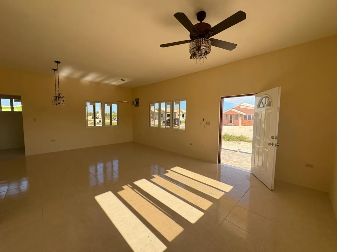 Modern 3-Bed Home, Lake Rue 4