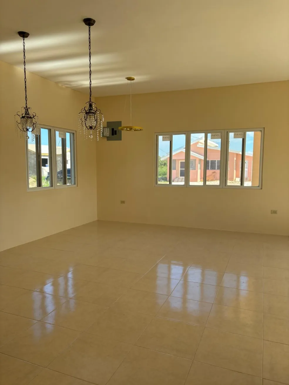 Modern 3-Bed Home, Lake Rue 5